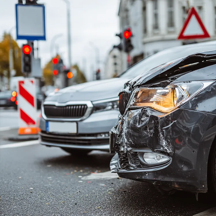 KFZ-Gutachter Hannover nach einem Verkehrsunfall auf einer Kreuzung