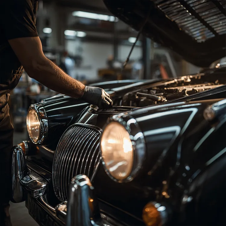 Oldtimer Gutachten: KFZ-Gutachter begutachtet einen Oldtimer für das Wertgutachten