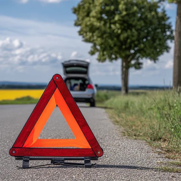 Unfallstelle nach einem Autounfall absichern mit Warndreieck Was tun beim Autounfall? Unfallstelle nach einem Autounfall absichern mit Warndreieck